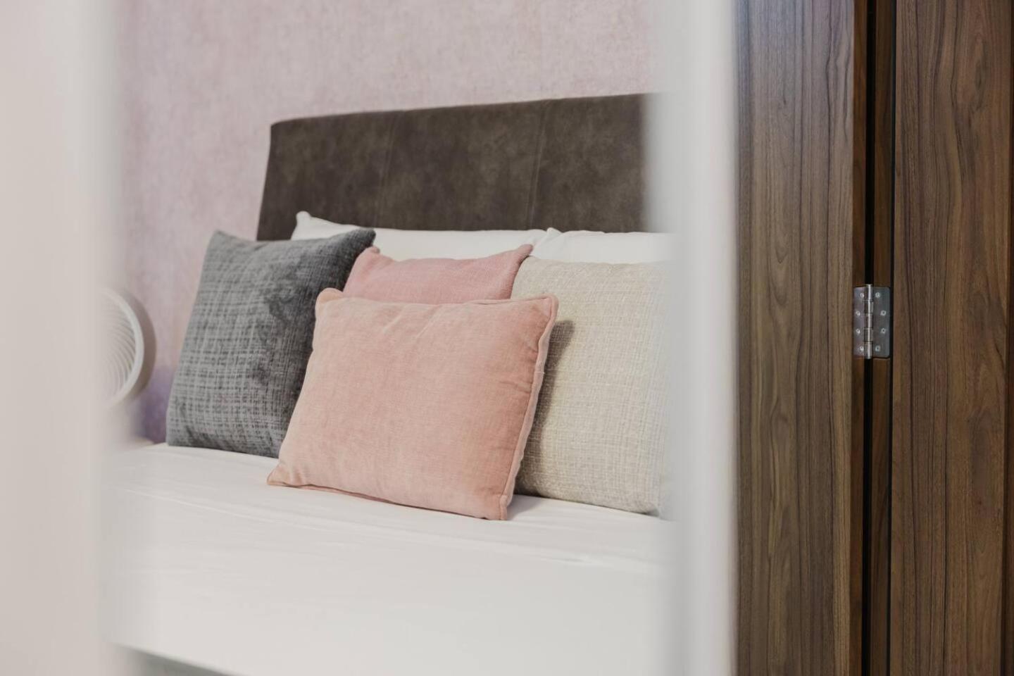 Apartment Mulberry Ph 2bed Insane Views! By Homely *