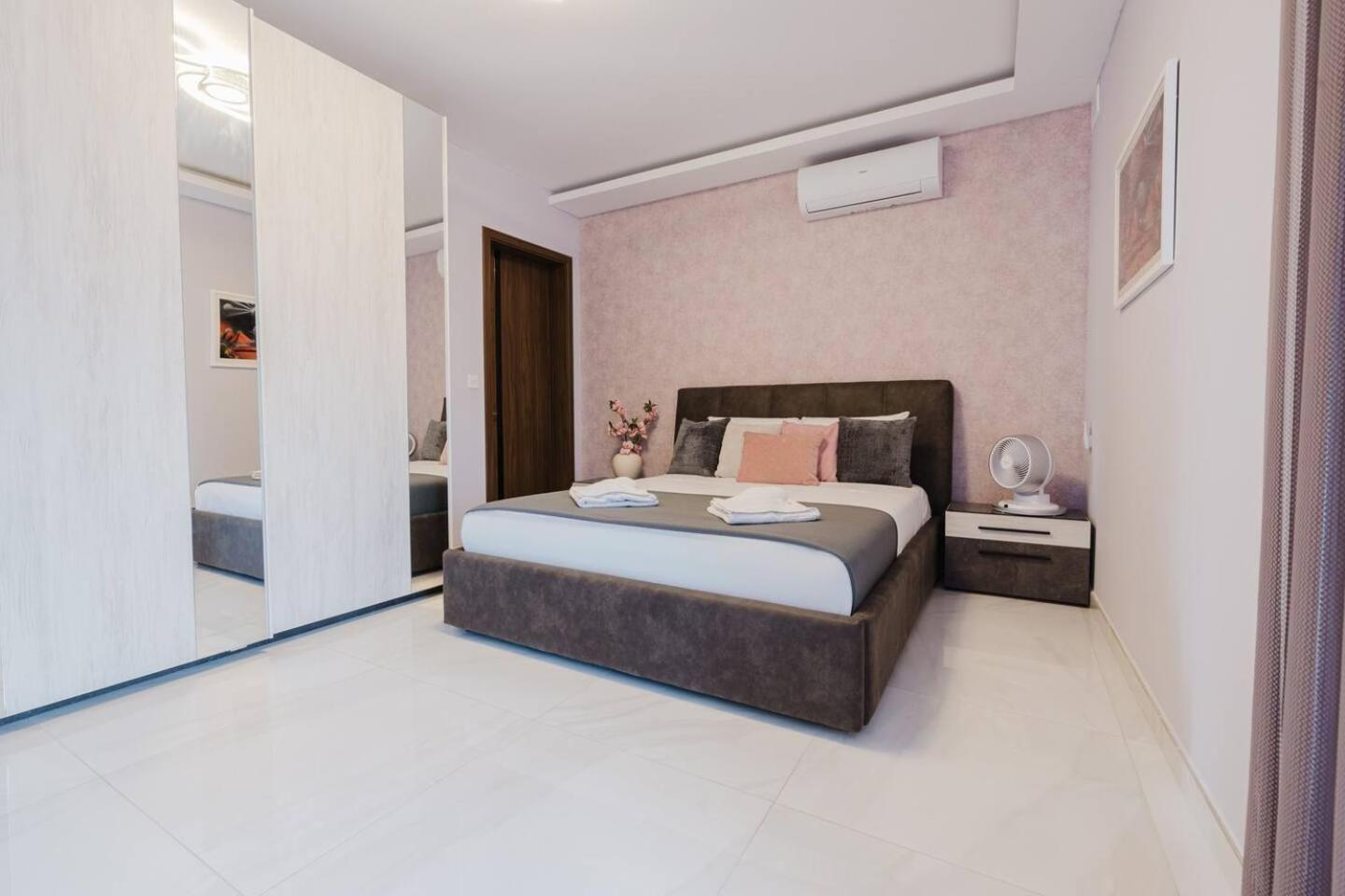 Apartment Mulberry Ph 2bed Insane Views! By Homely *