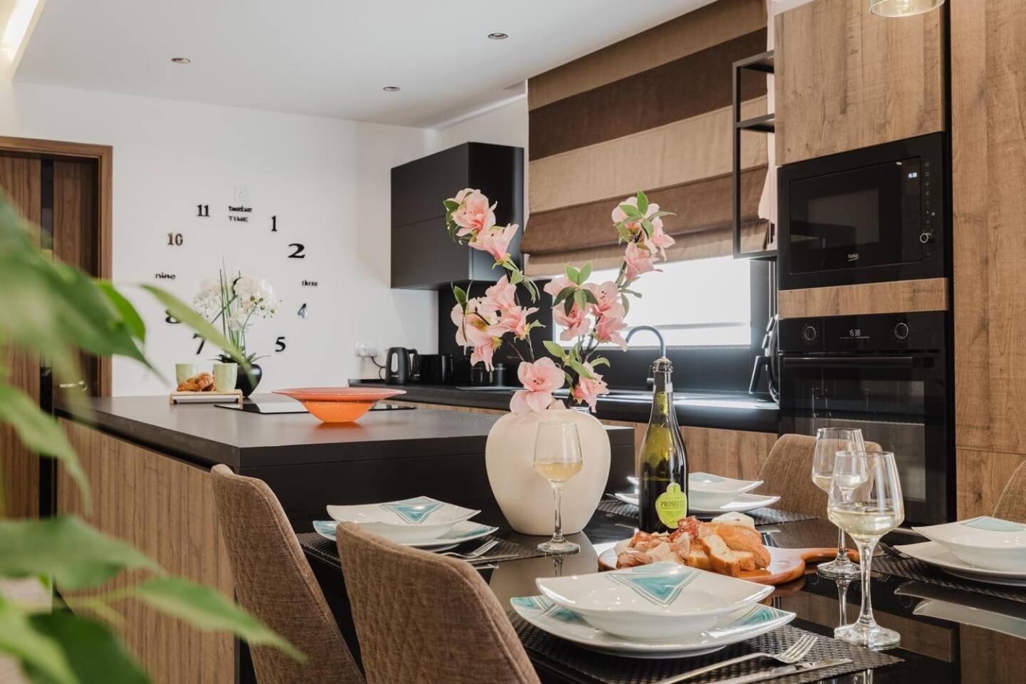 Apartment Mulberry Ph 2bed Insane Views! By Homely